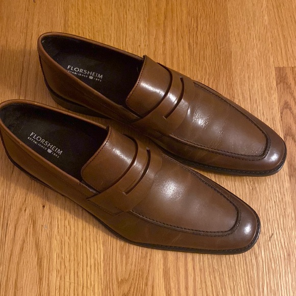 Size 10.5 Florsheim mens shoes. Worn less than a week. - Picture 2 of 10